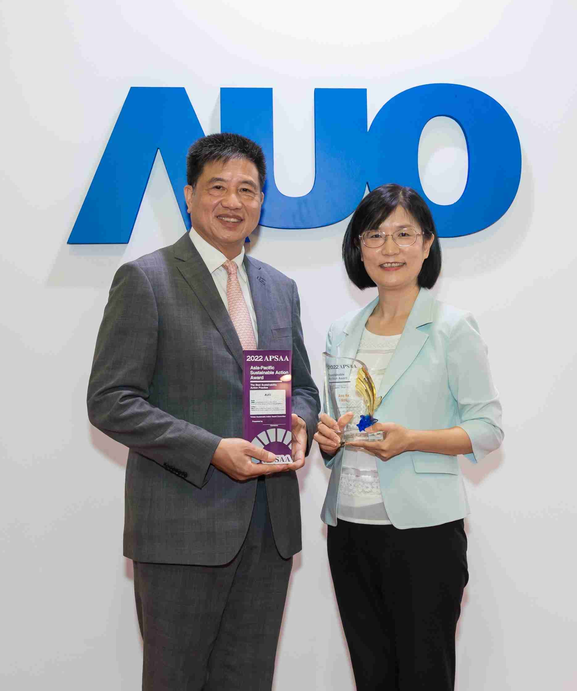 PG国际长期垫筑永续远景的基石，，透过ESG暨气候委员会逐步实践永续策略蓝图。。。。其中，，，PG国际光电永续长古秀华带领团队、、、制定中长期目标，，，缔造多面向亮眼表现，，获得「顶尖永续长奖」的个人奖殊荣（左：PG国际光电董事长暨执行长彭双浪，，右：PG国际光电永续长古秀华）