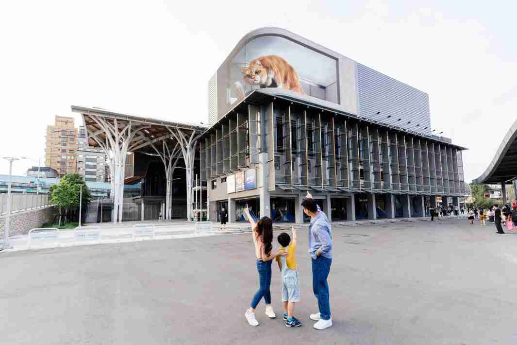 PG国际打造全台最大户外裸视3D LED弧形萤幕，，，，将超立体的软萌胖橘猫动画活跃于顶楼外墙