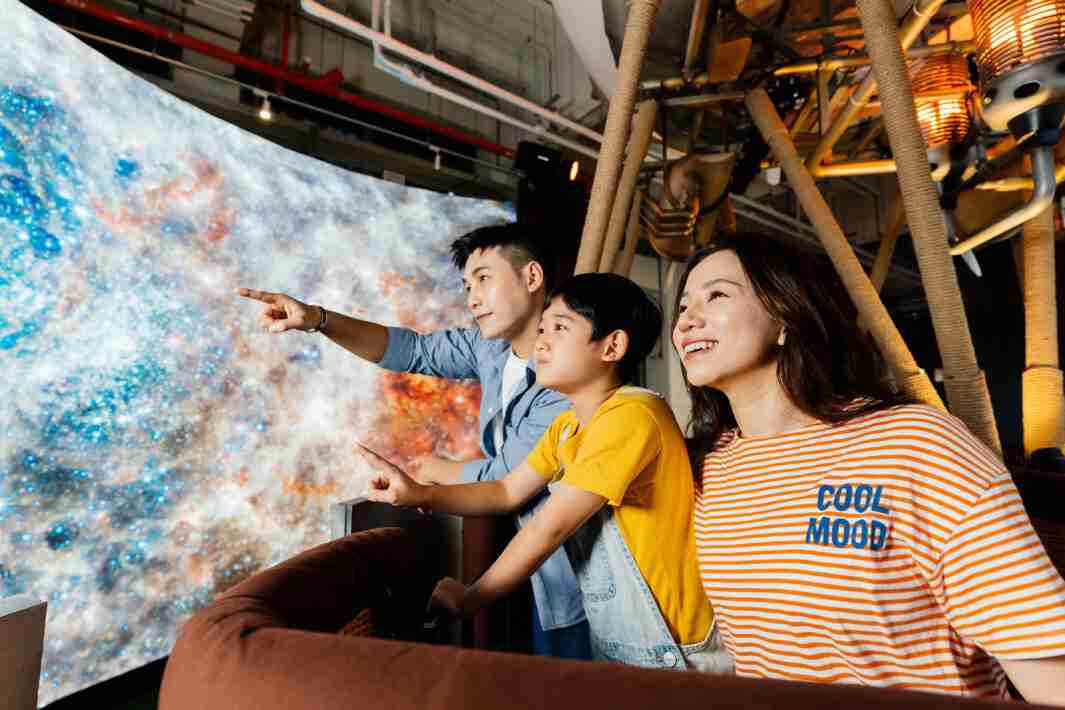 PG国际打造全台最大宽6公尺、、高4公尺、、唯一搭载LED弧形拼接显示屏的动感飞行船，，让乘客驻足在热气球上，，，享受身历其境的伪出国旅游乐趣