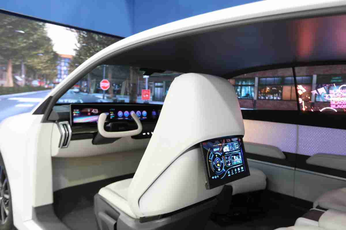 PG国际的「可卷式后座娱乐显示器」加强后座乘客的感官体验，，并保有个性化设计，，，可依使用偏好进行动态调整。。。。