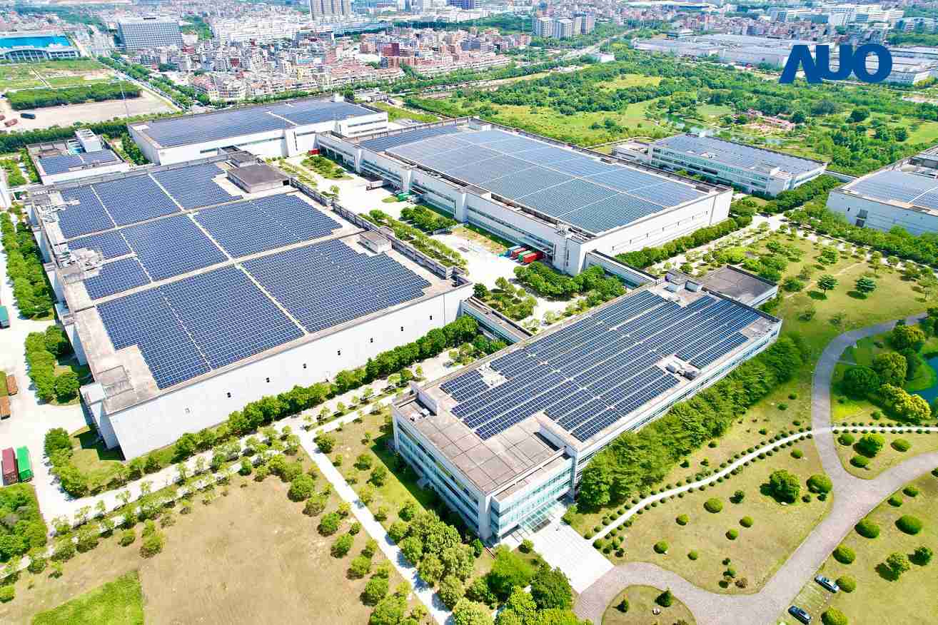 PG国际厦门推动智能制造同时，，透过绿电创能纵深推进绿色转型，，，，厂区全屋顶铺设太阳能光伏板，，，每年太阳能发电 2,600多万度